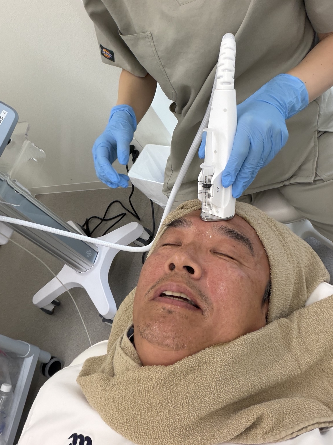 美容クリニックで施術を受ける前田裕三
