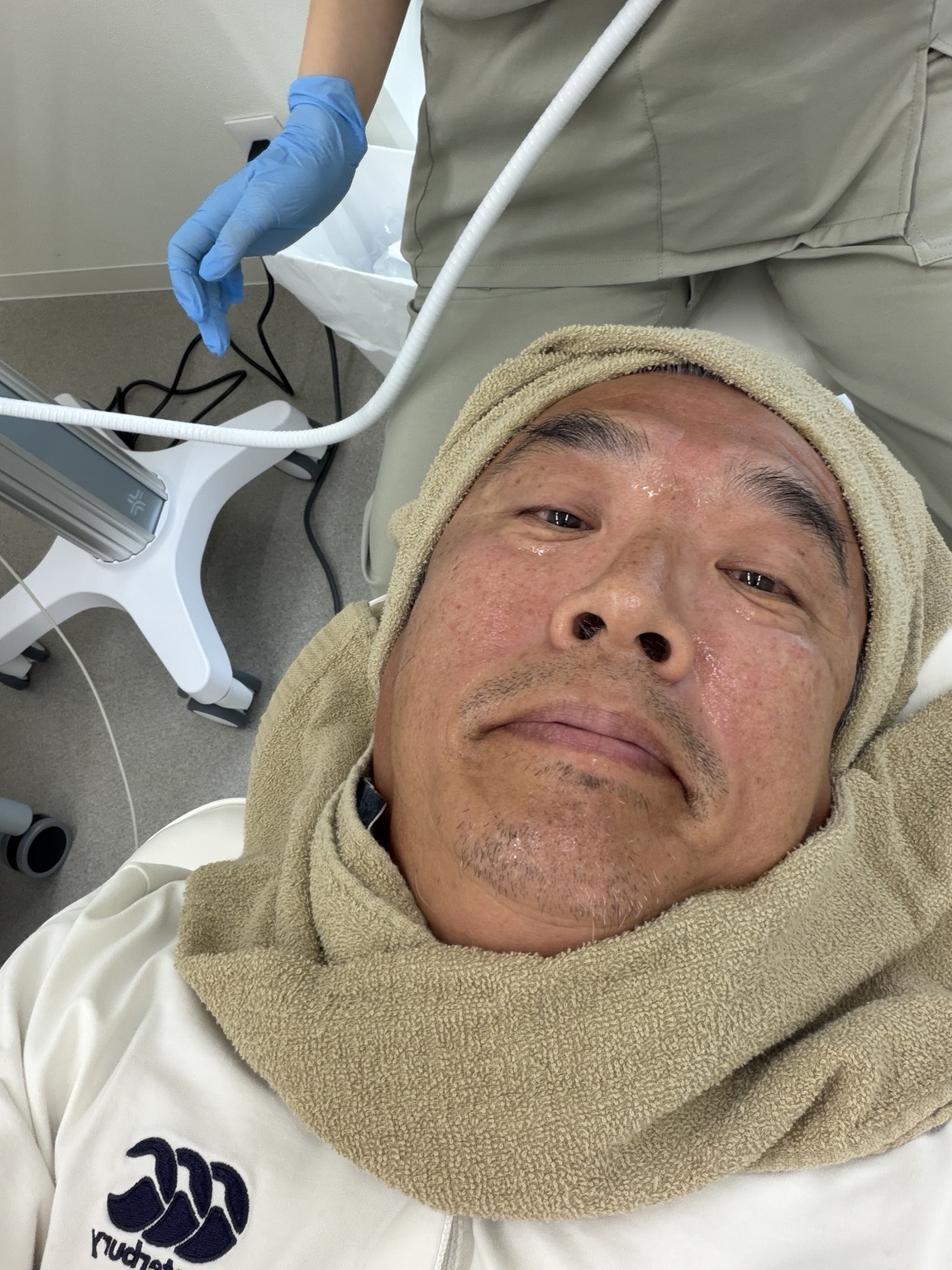 美容クリニックでケアを受ける前田裕三