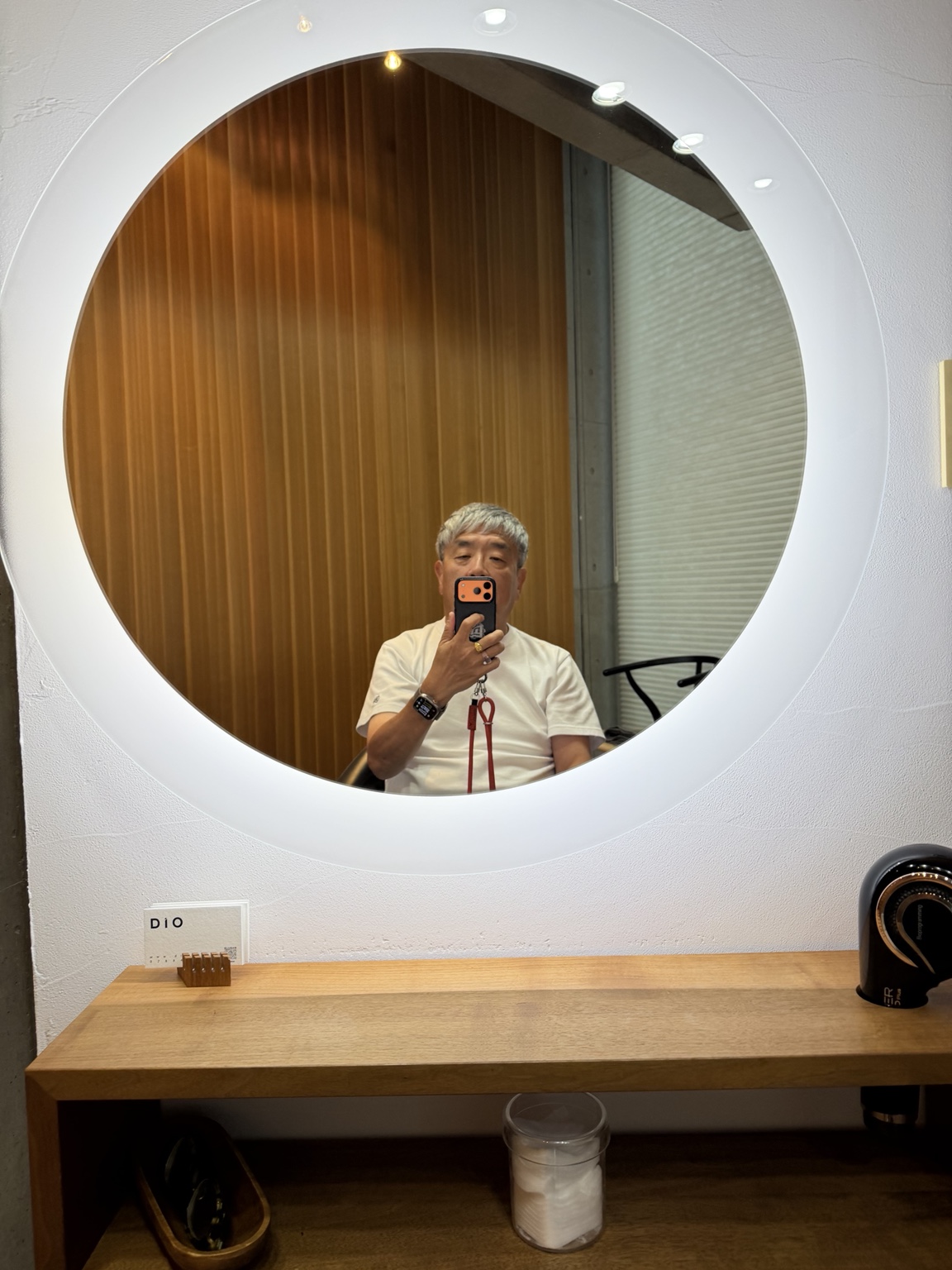 DIOの丸い鏡に映る前田裕三