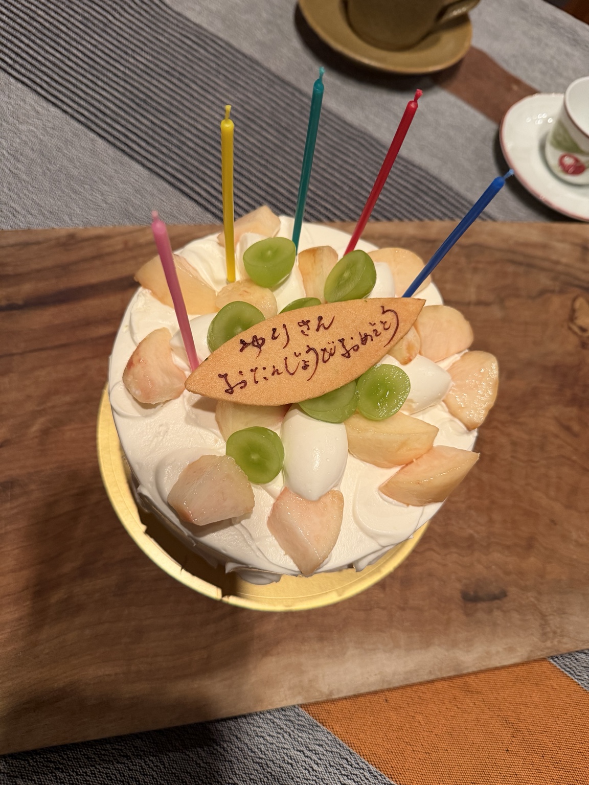 誕生日を祝うケーキ