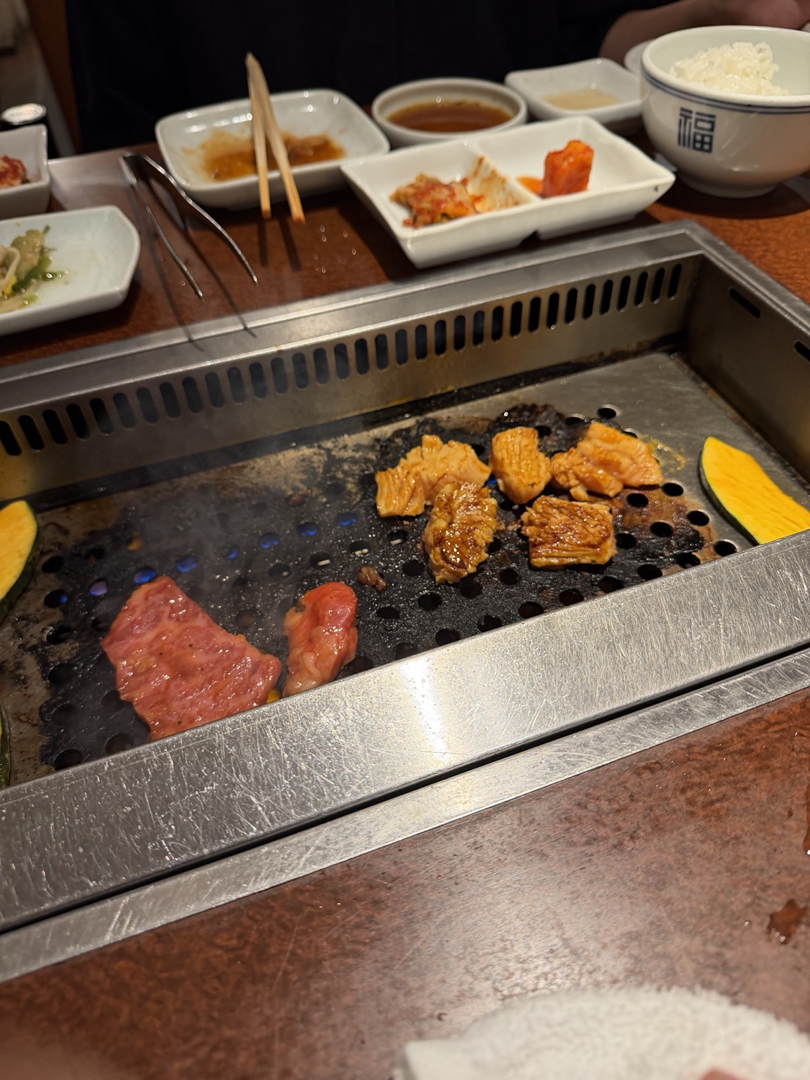 網の上で焼かれる肉