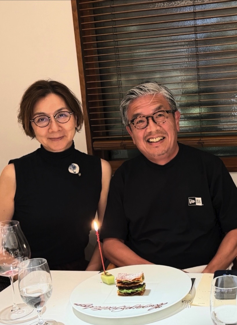 誕生日を祝う前田裕三と大切な人